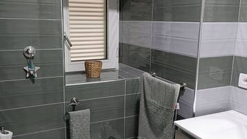 Douche, sĂšche-cheveux, bidet, serviettes fournies