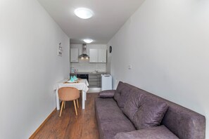 Apartamento standard, vários quartos, de frente para o mar (Seafront Apartment Sanja) | Área de estar | TV de tela plana 21 polegadas com canais a cabo