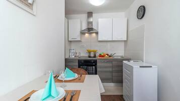 Căn hộ Tiêu chuẩn, nhiều phòng ngủ, đối diện biển (Seafront Apartment Sanja) | Bếp riêng | Tủ lạnh, lò nướng, bếp nấu, dụng cụ pha cà phê/trà