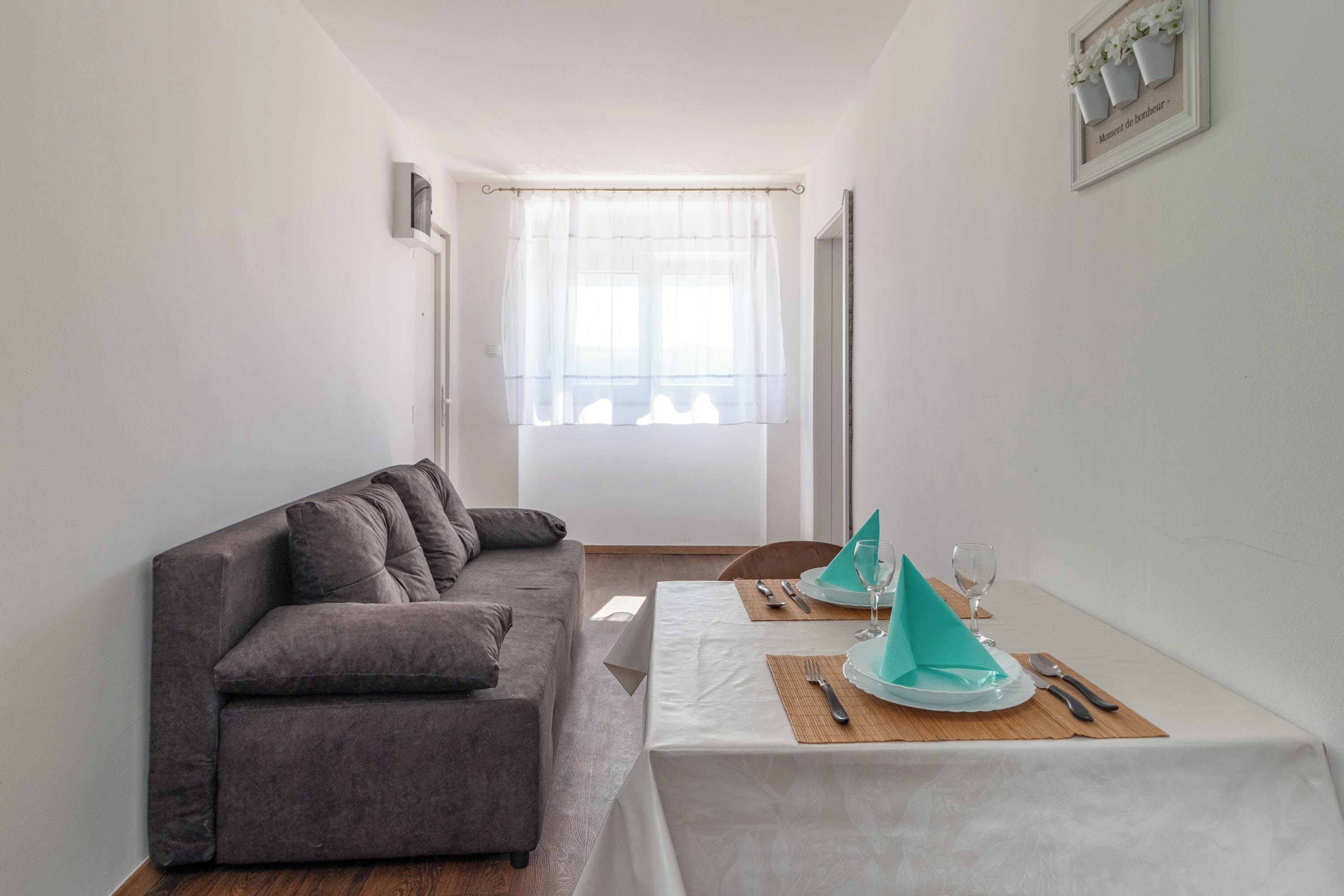 Căn hộ Tiêu chuẩn, nhiều phòng ngủ, đối diện biển (Seafront Apartment Sanja) | Khu phòng khách | TV màn hình phẳng 21-inch có truyền hình cáp 