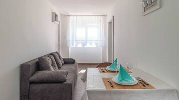 Căn hộ Tiêu chuẩn, nhiều phòng ngủ, đối diện biển (Seafront Apartment Sanja) | Khu phòng khách | TV màn hình phẳng 21-inch có truyền hình cáp