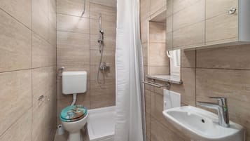 Căn hộ Tiêu chuẩn, nhiều phòng ngủ, đối diện biển (Seafront Apartment Sanja) | Phòng tắm | Buồng tắm vòi sen, khăn tắm, xà phòng, dầu gội