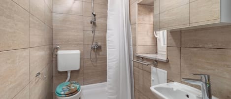 Appartement Standard, plusieurs chambres, face Ă la mer (Seafront Apartment Sanja) | Salle de bain | Douche, serviettes fournies, savon, shampooing
