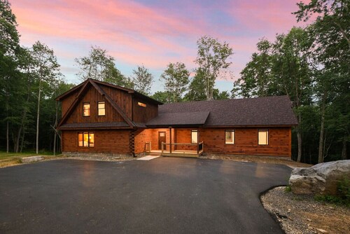 Pool, HotTub, FirePit, EVCharger, & Great Location