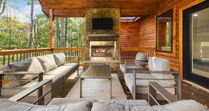 Pool, HotTub, FirePit, EVCharger, & Great Location