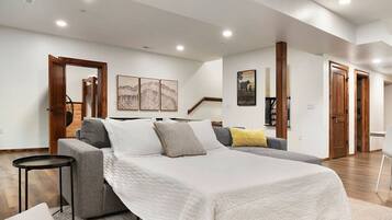 6 bedrooms, desk, iron/ironing board, WiFi