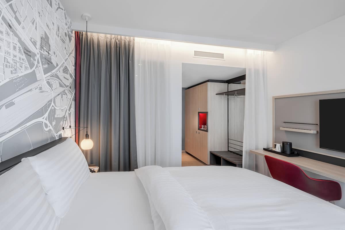 Hypo-allergenic bedding available, in-room safe, desk, blackout drapes