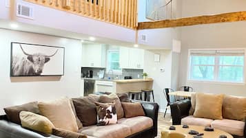 智能電視、壁爐、足球機