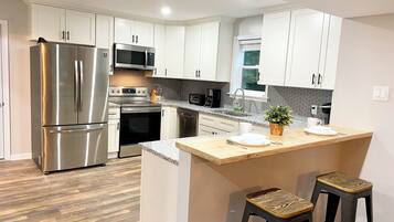 雪櫃、微波爐、焗爐、爐具