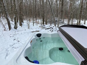 Outdoor spa tub - Hot Tub! ForestEscape cabin-Full Central Air-4B/2.5b-12 adults+kids-game room  (Albrightsville)