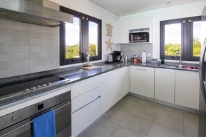 Departamento, 3 habitaciones | Cocina privada | Refrigerador, horno, cafetera y tetera y tostadora 