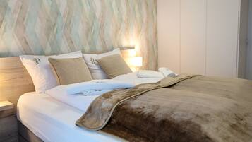 1 habitación, tabla de planchar con plancha y cuna de viaje