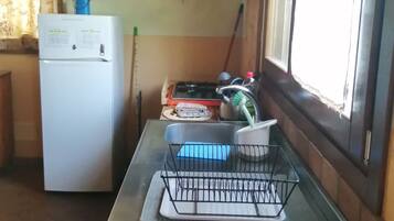 Fridge, oven, stovetop, coffee/tea maker