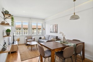 Two-Bedroom Comfort Apartment | Living area | TV - Limehome Madrid Calle de Nuñez de Balboa (Madrid)