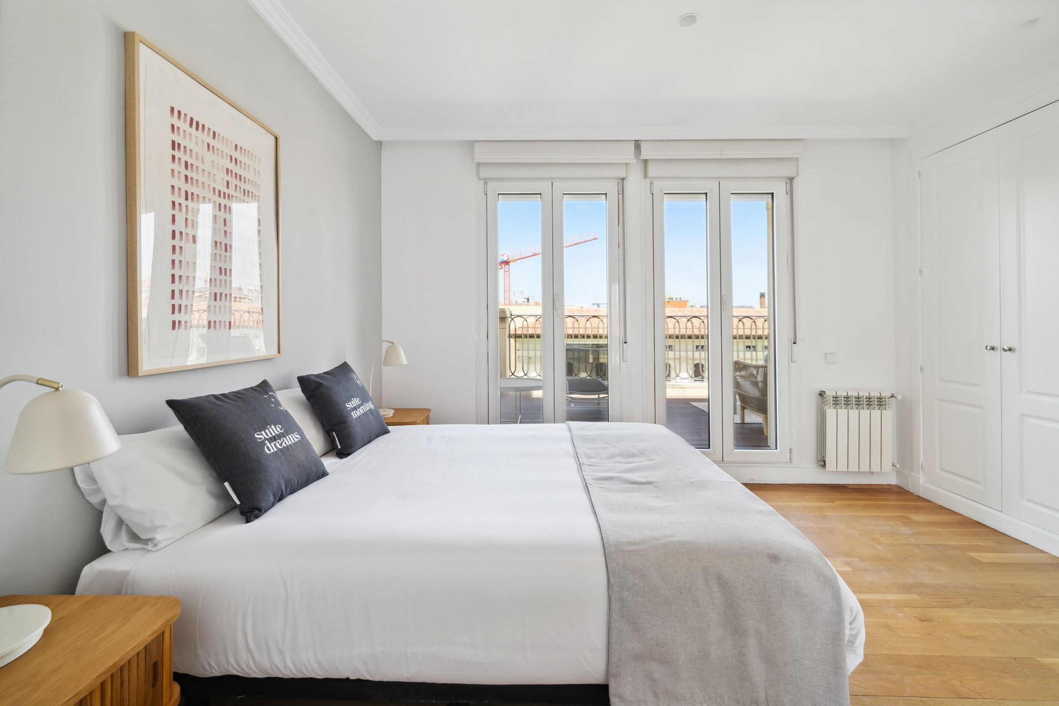 アパートメント | 客室ごとに異なる装飾、客室ごとに異なるインテリア、デスク、ノートパソコン用作業スペース