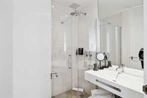 Apartamento | Banheiro | Produtos de toalete biodegradáveis, secador de cabelo, toalhas de banho 