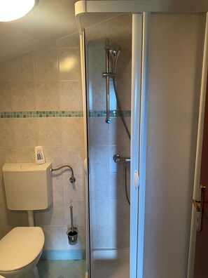 Dusche, Haartrockner, Handtücher, Toilettenpapier