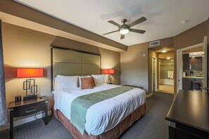 Appartement, 2 slaapkamers | 2 slaapkamers, een bureau, een laptopwerkplek