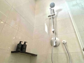 Dutxa, assecador de cabells, bidet i tovalloles 