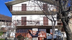 Un edificio con un cartel que dice "CASALE MICHELIS".
