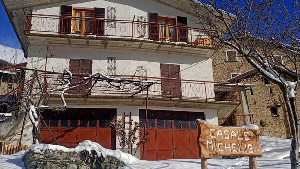 Un edificio de dos pisos con un cartel que dice "CASALE MICHELI".