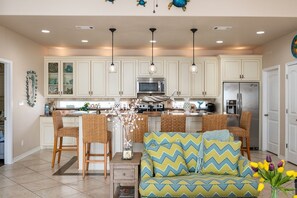 Refrigerador, cafetera/tetera, tostadora