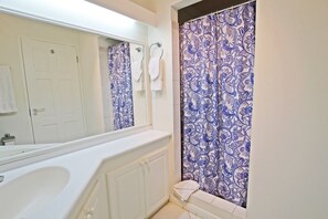 Appartement, 1 chambre | Salle de bain | Serviettes fournies