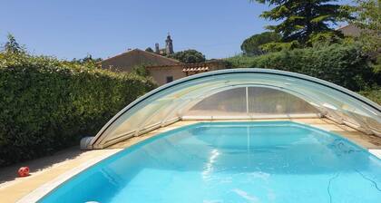 Maison provençale avec piscine LUBERON dans joli village du LUBERON