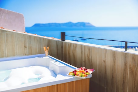 Rooftop Deluxe Room with Sea View and Jacuzzi | 高档床上用品、Select Comfort 床、客房内保险箱、遮光窗帘. 卡什雅典娜酒店