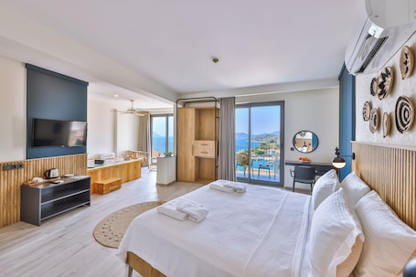 Deluxe Room with Sea View and Jacuzzi | Premium bedding, Select Comfort beds, in-room safe, blackout drapes. KAŞ ATHENA HOTEL