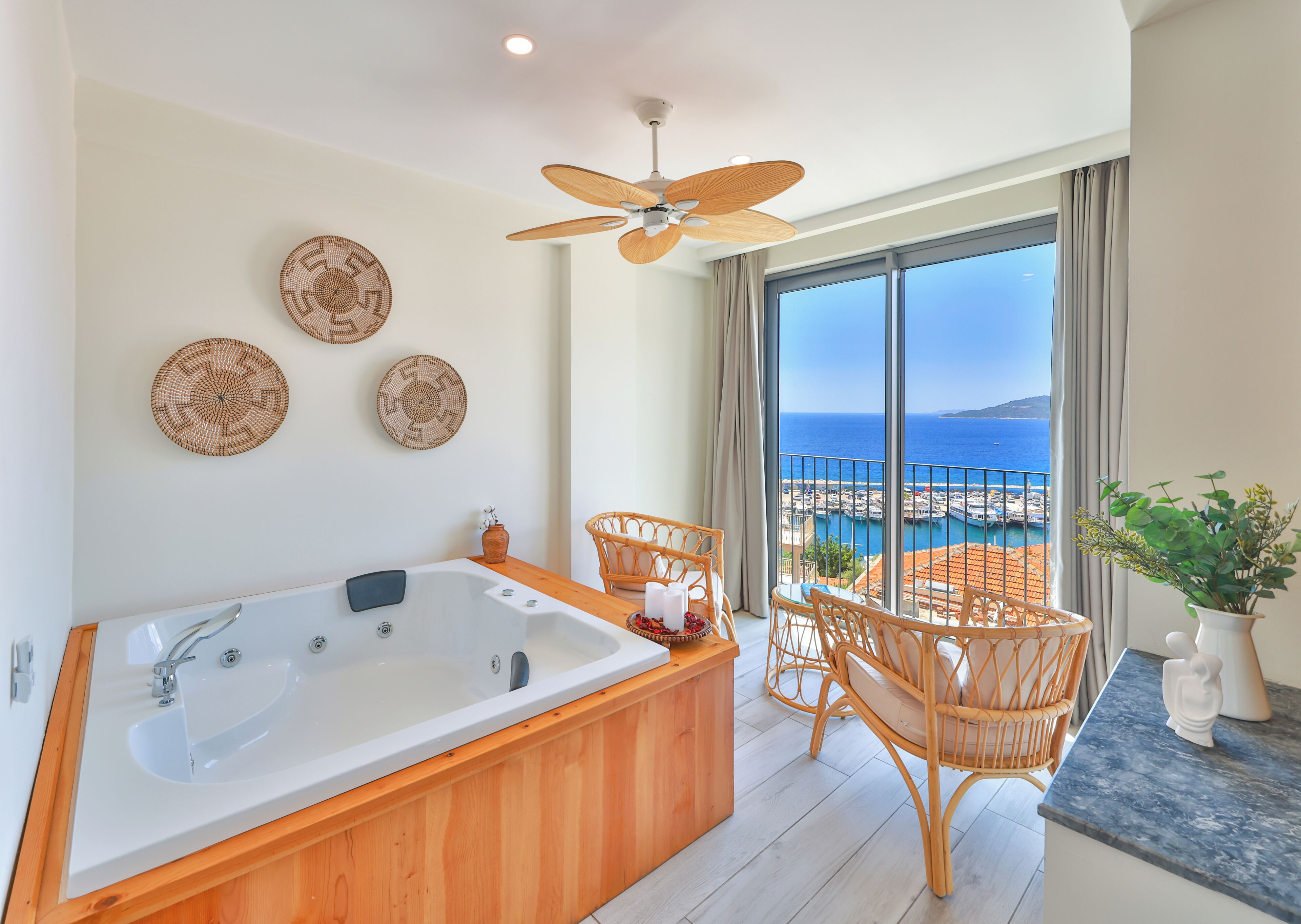 Deluxe Room with Sea View and Jacuzzi | Sängtillbehör av högsta kvalitet och Select Comfort-madrasser