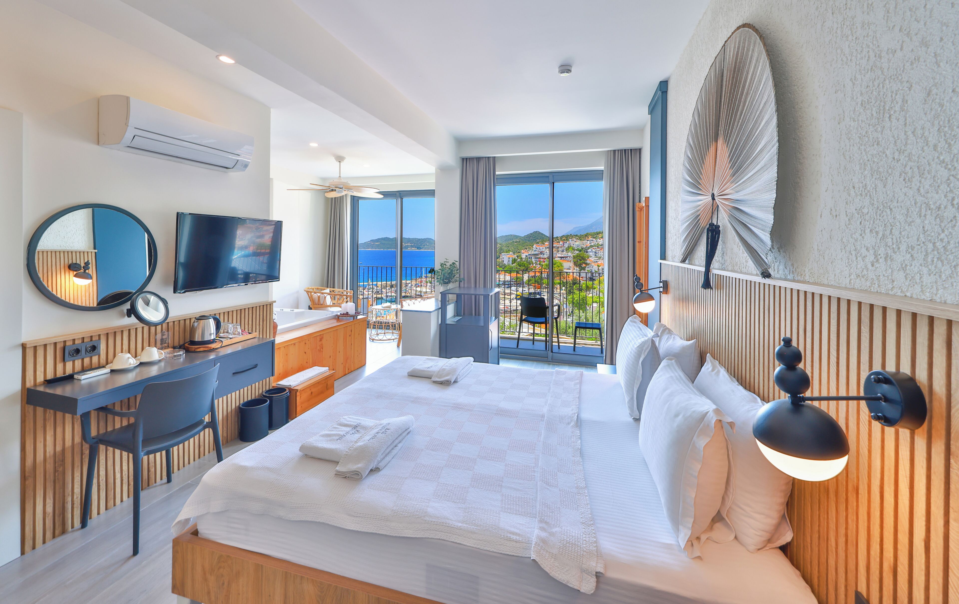 Deluxe Room with Sea View and Jacuzzi | Literie de qualité, lit avec matelas Select Comfort, coffre-fort