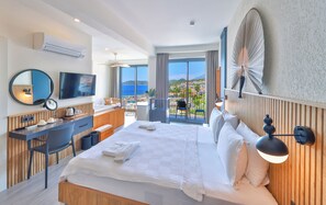 Deluxe Room with Sea View and Jacuzzi | 高級寝具、セレクト コンフォート製ベッド、セーフティボックス (室内)、遮光カーテン