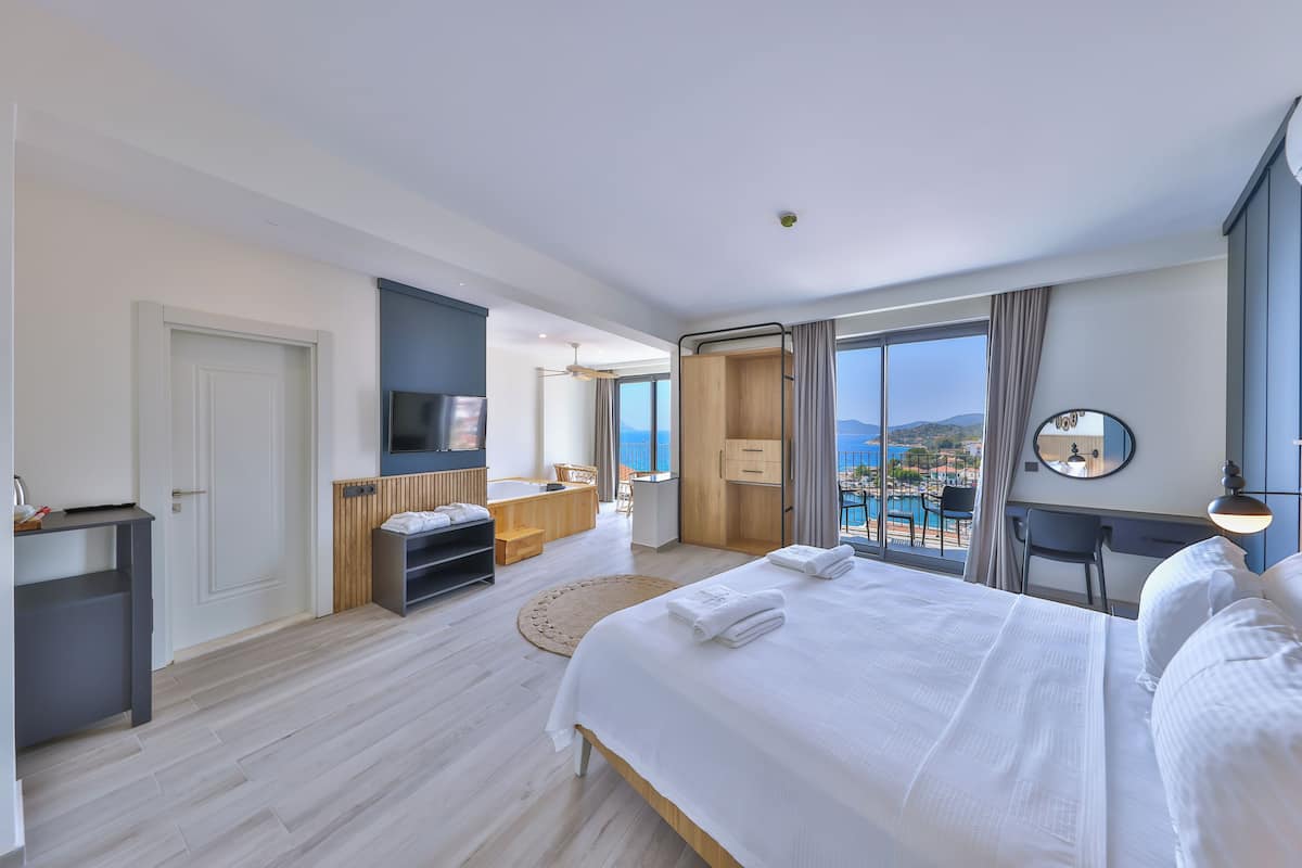 Deluxe Room with Sea View and Jacuzzi