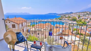 Deluxe Room with Sea View and Jacuzzi | 1 bedroom, premium bedding, Select Comfort beds, in-room safe