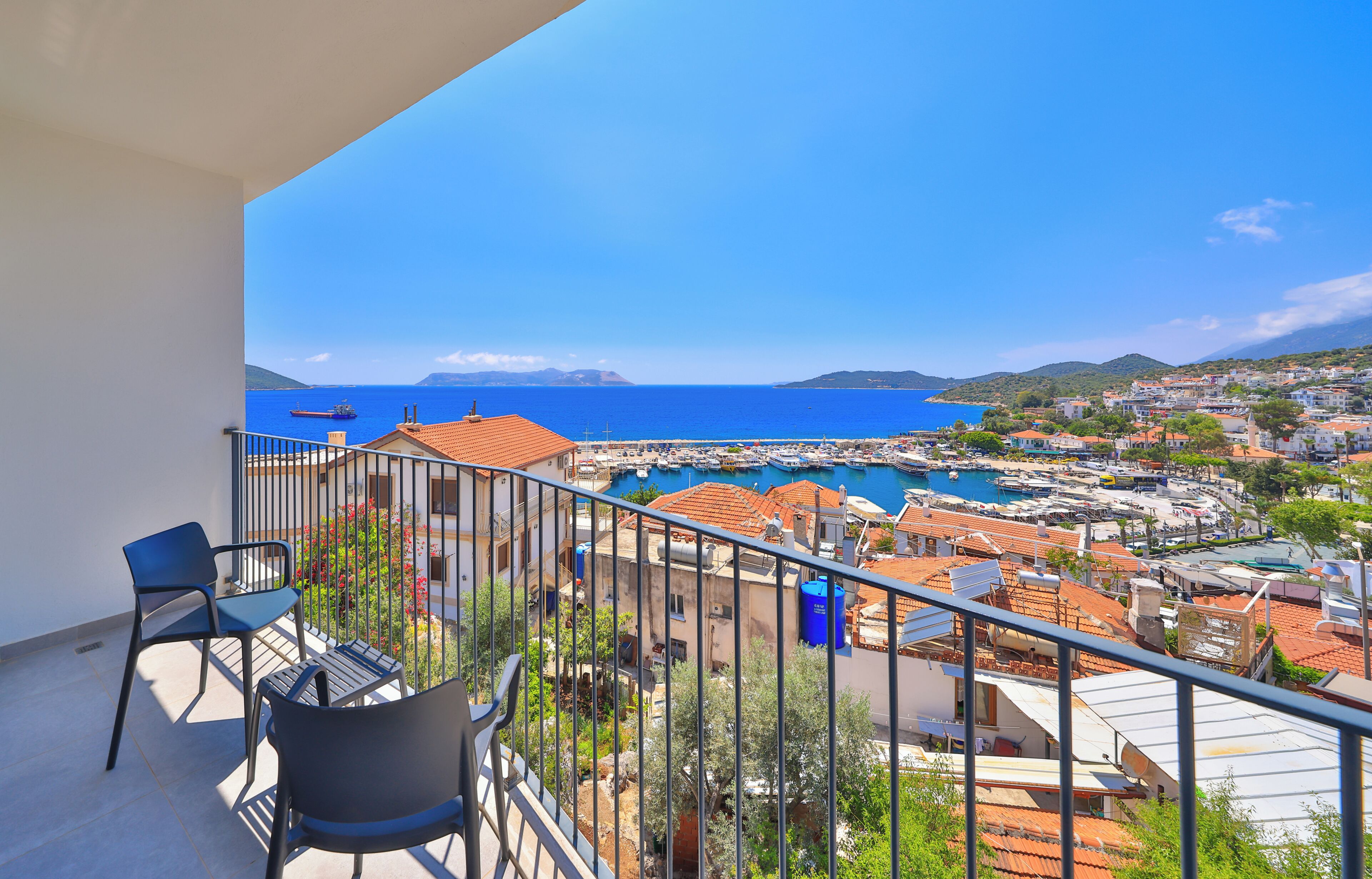 Deluxe Room with Sea View and Jacuzzi | أغطية فراش متميزة وأسرّة سليكت كومفورت وخزنة داخل الغرفة وستائر تعتيم