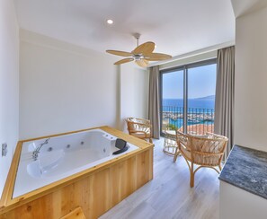 Deluxe Room with Sea View and Jacuzzi | Sängtillbehör av högsta kvalitet och Select Comfort-madrasser