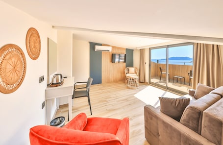 Rooftop Premium Room with Sea View and Jacuzzi | Premium bedding, Select Comfort beds, in-room safe, blackout drapes. KAŞ ATHENA HOTEL