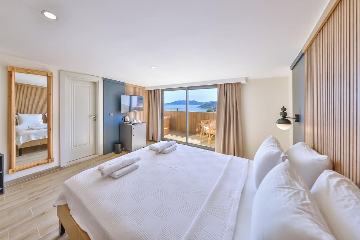 Rooftop Deluxe Room with Sea View and Jacuzzi