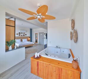 Deluxe Room with Sea View and Jacuzzi | Premium bedding, Select Comfort beds, in-room safe, blackout drapes - KAŞ ATHENA HOTEL (Kaş)