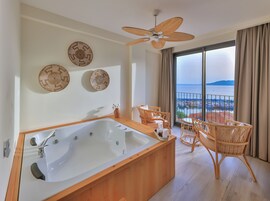 Deluxe Room with Sea View and Jacuzzi | Sängtillbehör av högsta kvalitet och Select Comfort-madrasser