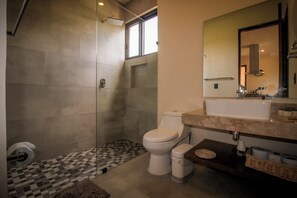 Apartemen Comfort | Kamar mandi | Shower, pancuran hujan, handuk, dan sabun