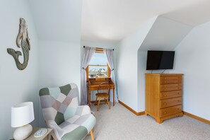 Smart TV, table football, books - Salty Vibes/2 Blocks to Beach/Close Beach Access/Wright Memorial & Ocean Views (Kill Devil Hills)