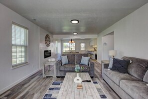 Smart-TV, Kamin, Tischtennisplatte, Bücher