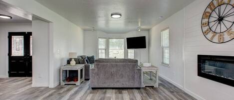 Smart-TV, Kamin, Tischtennisplatte, Bücher