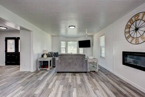 Una Smart TV, una chimenea, una mesa de tenis de mesa, libros