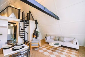 Televisión, chimenea, reproductor de DVD y oficina 