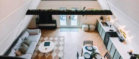 Televisión, chimenea, reproductor de DVD y oficina