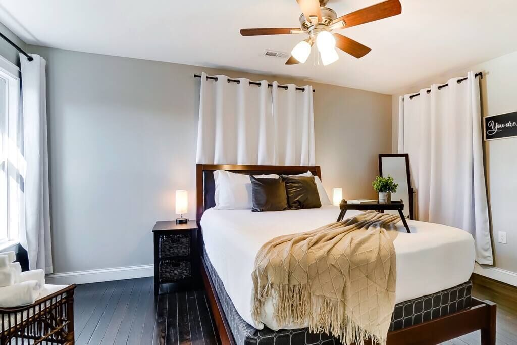 4 chambres, bureau, fer et planche à repasser, lit parapluie