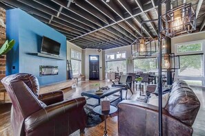 TV, peis, bøker og kontorer